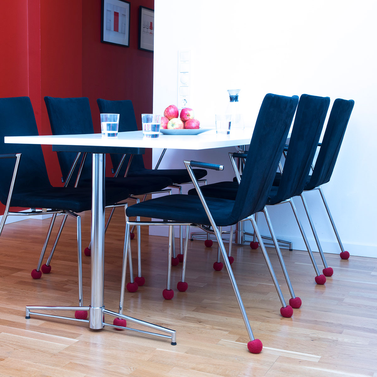 Spisegruppe - stole monteret med røde Silent Socks